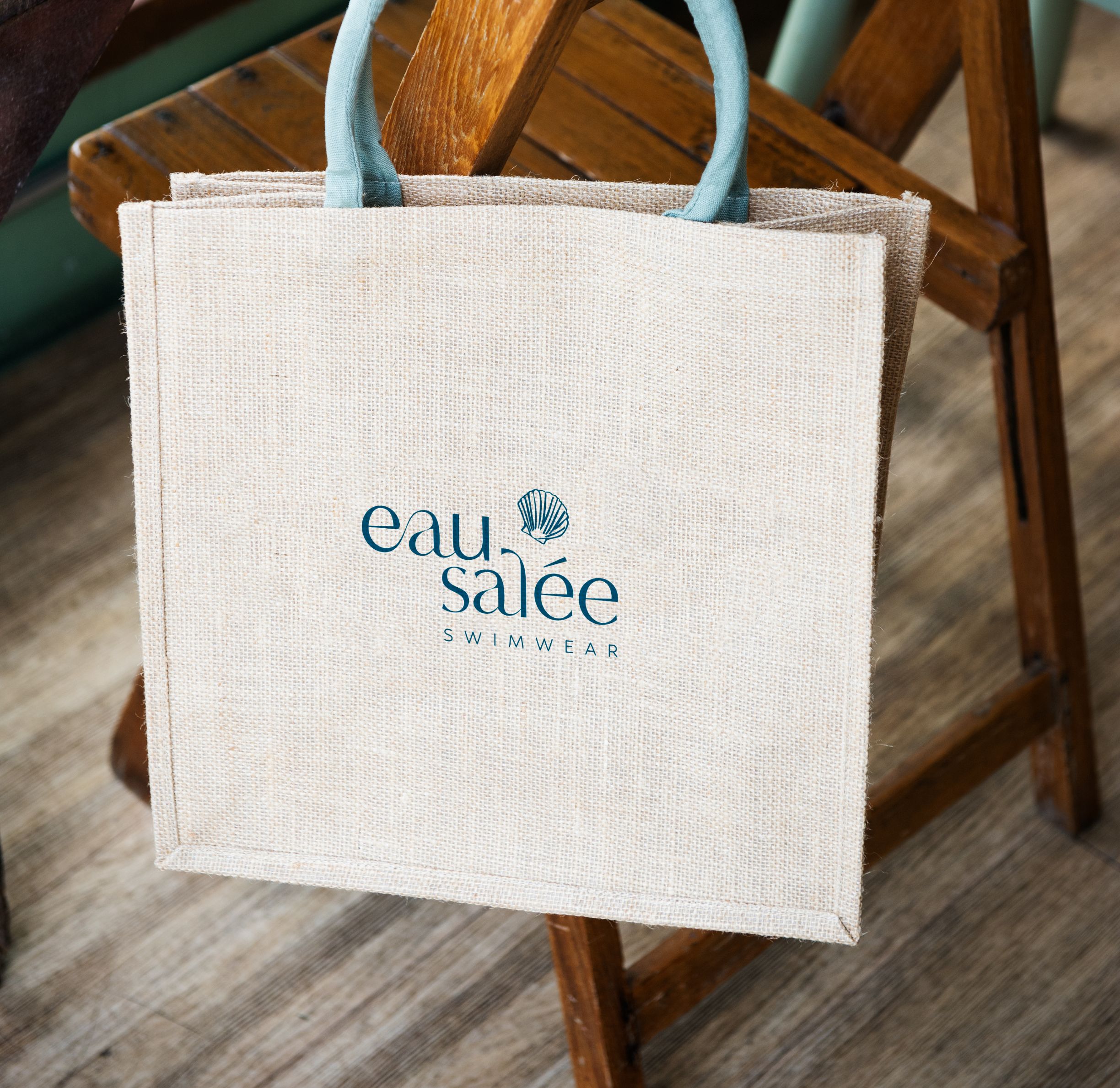 mockup d'un tote bag avec l'utilisation du logo "eau salée"